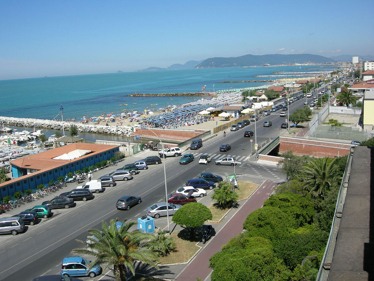1200px-Marina_di_massa,_veduta_01.JPG