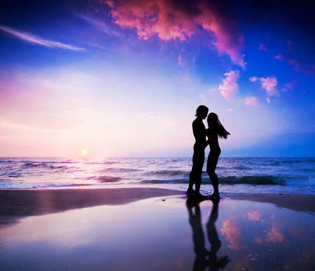 12504732-pareja-romántica-a-punto-de-besarse-en-la-playa-al-atardecer.jpg