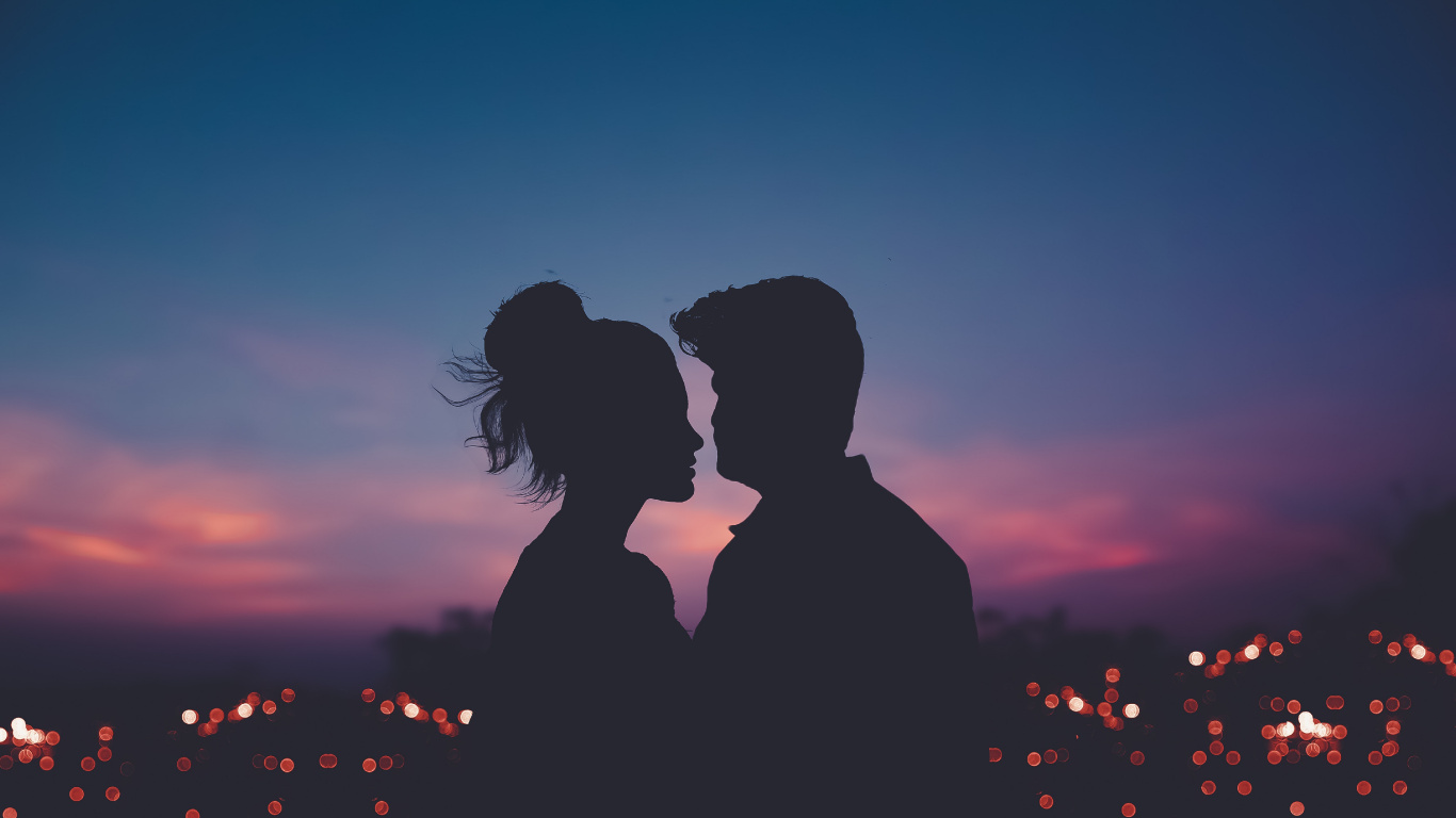 140337-atardecer-romanticismo-ambiente-interaccion-beso-1366x768.jpg