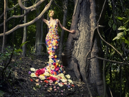16084578-blooming-hermosa-dama-con-un-vestido-de-flores-en-la-selva.jpg