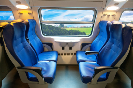 40966109-vagón-del-tren-del-mensaje-de-larga-distancia-con-una-hermosa-vista-desde-la-ventana.jpg