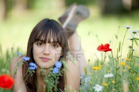 7150140-chica-adolescente-en-la-cama-de-flores-silvestres-mirando-la-camara.jpg