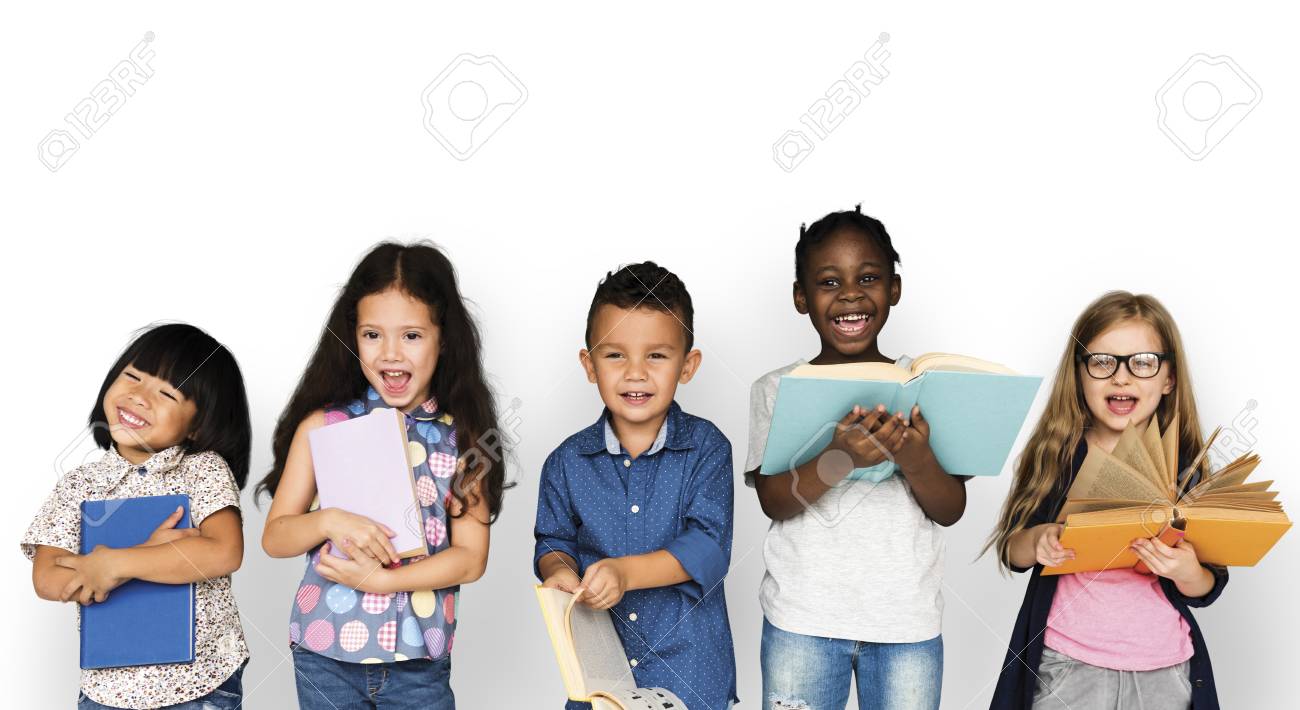78145291-grupo-de-niños-mayores-que-juegan-los-libros-del-retrato-del-estudio.jpg