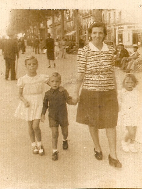la abuela magdalena mi tio y mi tia con mi madre.jpg