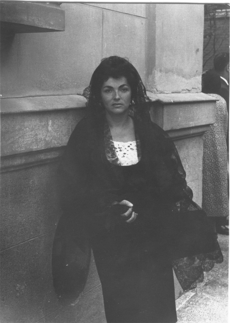 MAMA-1959 (A la salida de misa).jpg