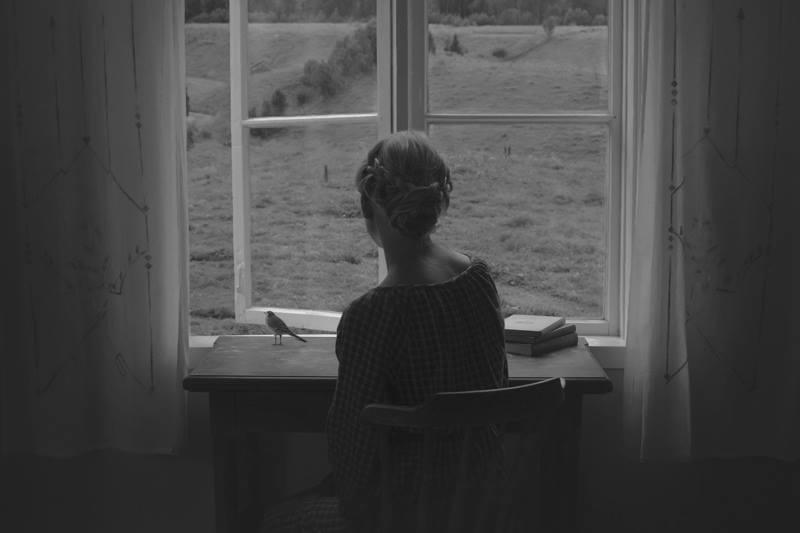mujer-en-la-ventana.jpg