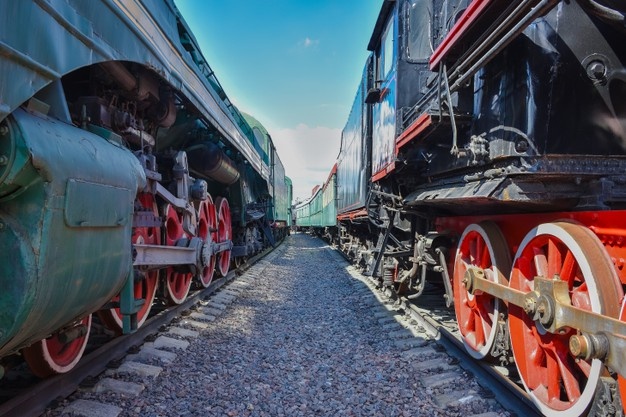 vagones-trenes-antiguos-dos-trenes-antiguos-ruedas-tren-metal-rojo_325857-296.jpg