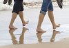 Piernas-de-mujer-por-la-playa-.jpg