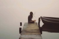 mujer-en-silencio-junto-a-un-barco.jpg
