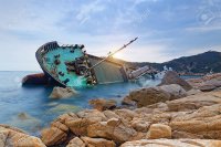 55795378-naufragio-o-buque-de-carga-naufragó-abandonado-en-la-bahía-del-mar.jpg