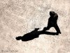 2170850-hombre-caminando-sobre-la-acera-con-el-negro-sombra.jpg