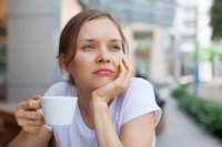 primer-plano-mujer-pensativa-tomando-cafe-al-aire-libre_1262-6547.jpg