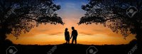 10532785-la-imagen-de-dos-personas-románticas-en-el-amor-de-pie-en-la-puesta-de-sol.jpg
