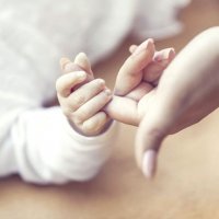 maman-bebe-mains.jpg