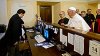 bergoglio-pagando-la-cuenta-del-hotel.jpg