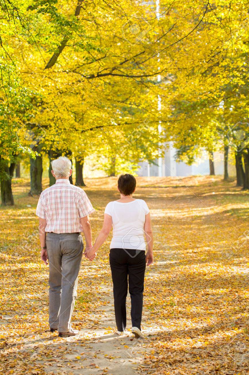 33809161-pareja-de-ancianos-caminando-celebración-de-las-suyas-las-manos.jpg