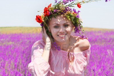 5002119-retrato-de-nina-feliz-en-corona-de-flores-sobre-fondo-natural[1].jpg