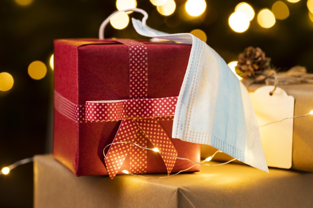 vista-frontal-regalos-navidad-mascarilla_23-2148706258.jpg