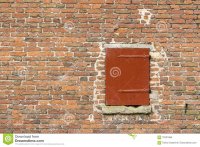 pared-vieja-de-la-fortaleza-con-una-portilla-de-madera-70201886.jpg