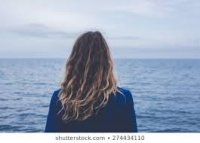 mujer mirando el mar.jpg